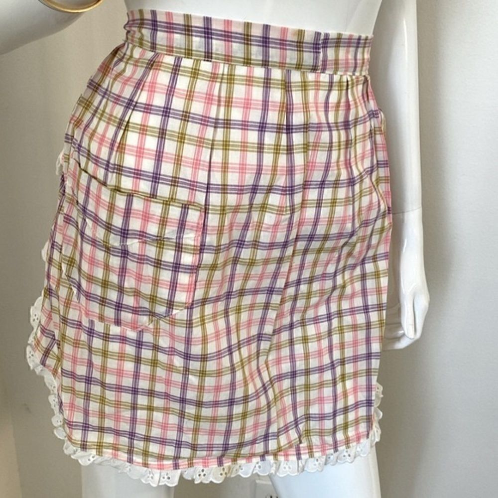 Vintage Gingham Plaid Print Half Apron w Ruffle Trim 1970s
